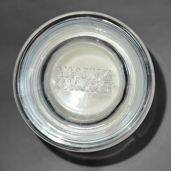 Yankee Candle "Let It Snow" Candle - Picture 4 of 4